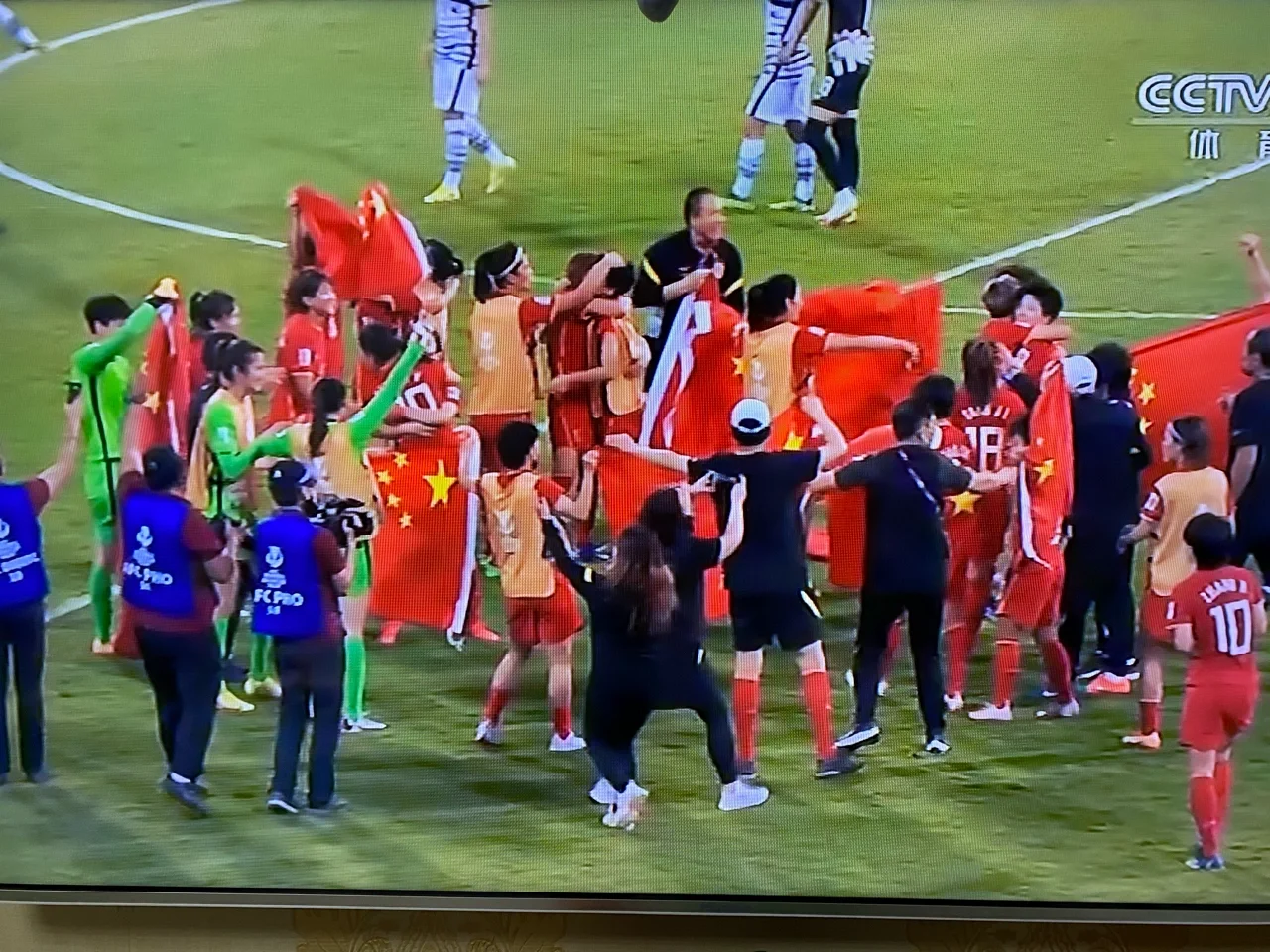 亚洲杯比赛：法国女足队闪耀舞台，获得冠军